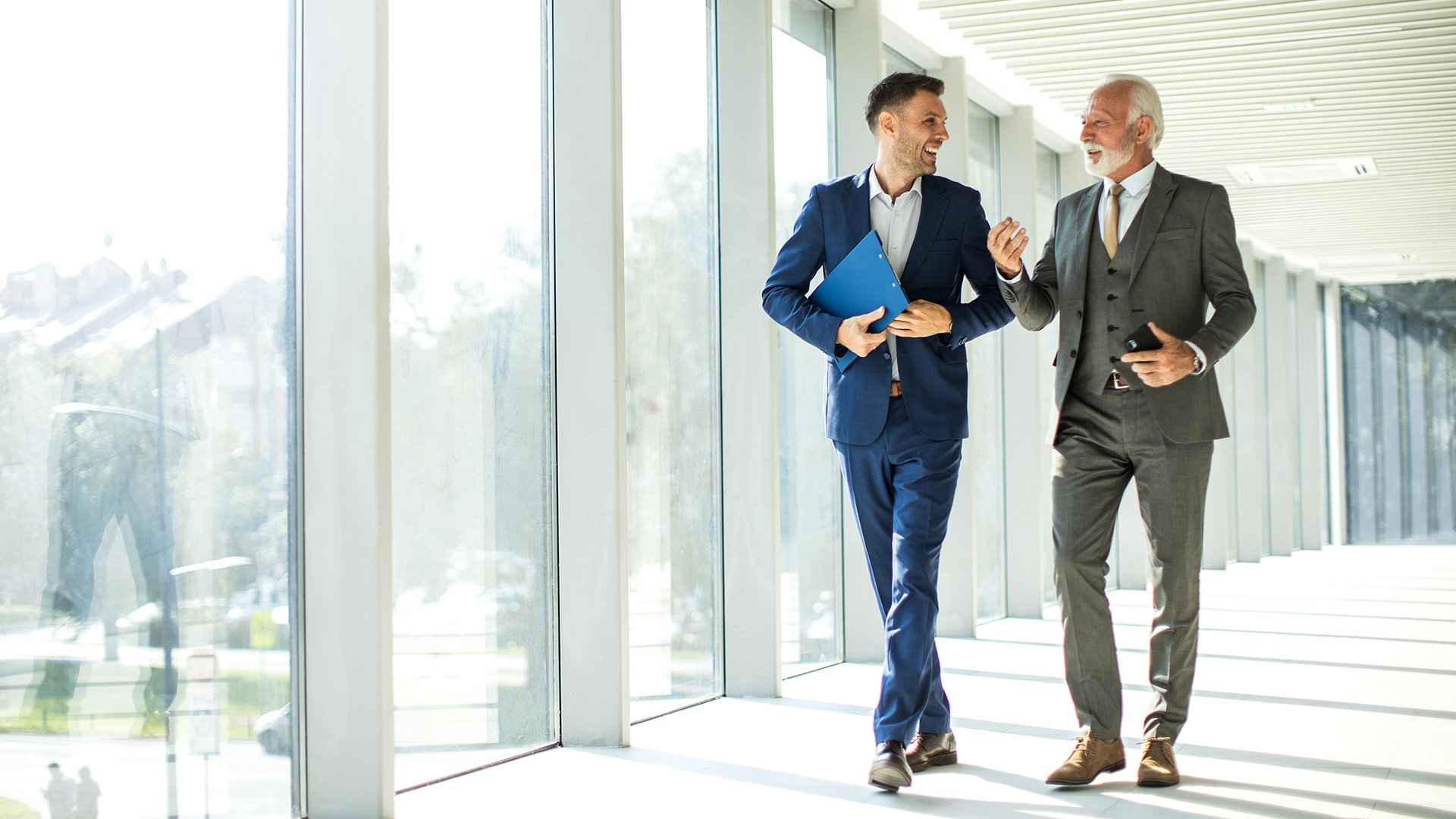 Jac MH expert shows the myJac dashboard on a tablet